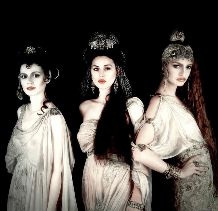 Mónica Bellucci (centro) como una de las novias de Drácula en la película Drácula: de Bram Stoker
