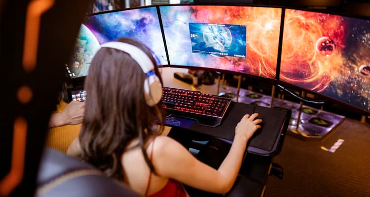 Jugar online vs jugar en persona - Juegos de ordenador